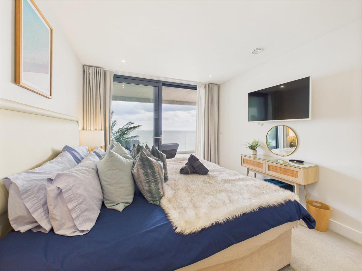 Luxury 3-Bed Apartment, With Direct Beach Access, Free Parking & Sea Views ! Falmouth Exterior foto